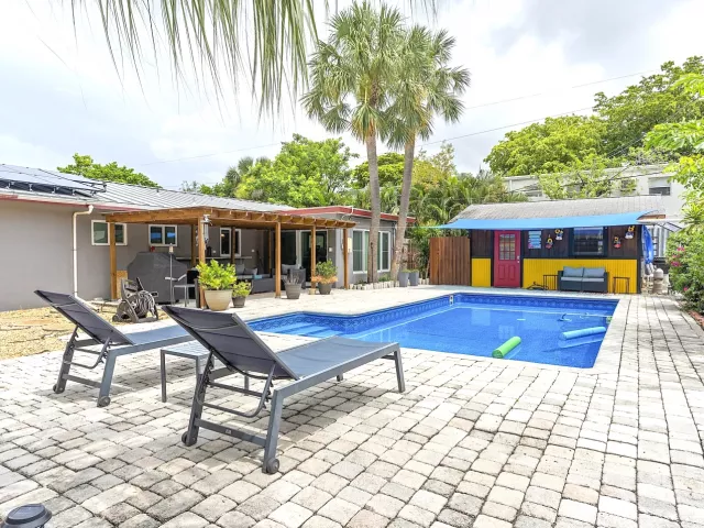 Продажа дома по адресу 830 SW 1st Avenue - фото 9279735