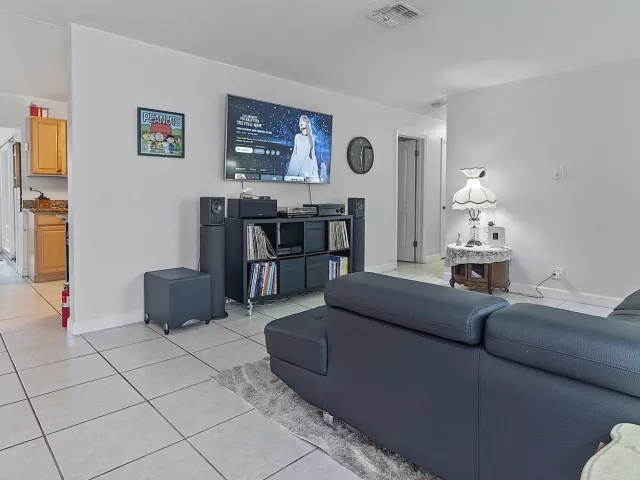 Продажа дома по адресу 830 SW 1st Avenue - фото 9279698