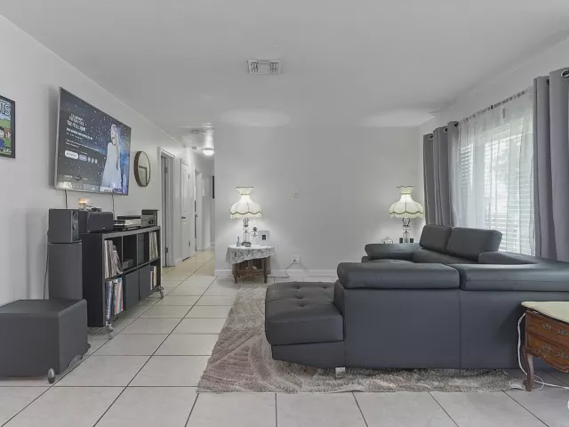 Продажа дома по адресу 830 SW 1st Avenue - фото 9279699