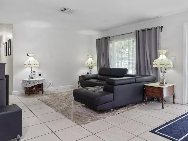 Продажа дома по адресу 830 SW 1st Avenue - фото 9279700