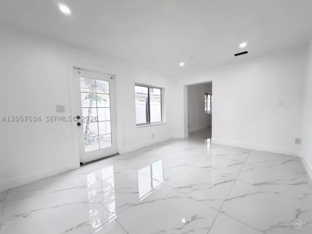 Продажа дома по адресу 2210 NW 93rd Ave - фото 9033180