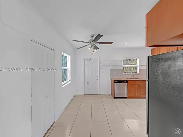 Продажа дома по адресу 1636 NE 15th Ave - фото 8913273
