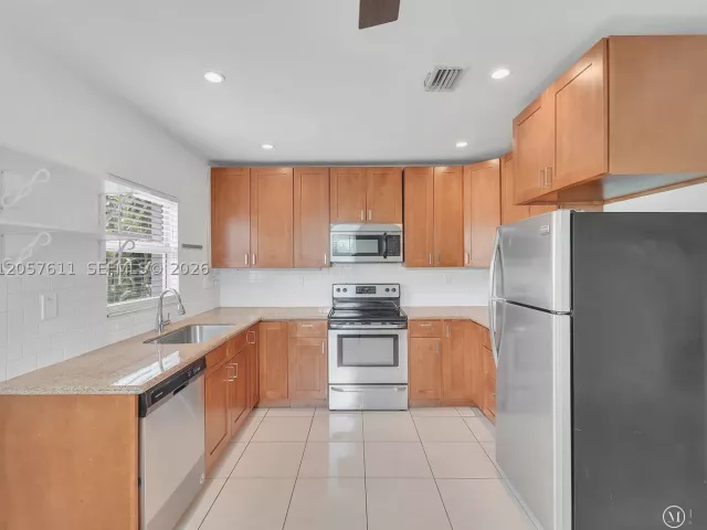 Продажа дома по адресу 1636 NE 15th Ave - фото 8913277