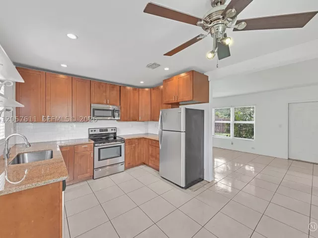 Продажа дома по адресу 1636 NE 15th Ave - фото 8913278