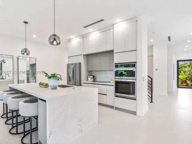 Продажа дома по адресу 1319 NE 13th Ave - фото 8919725