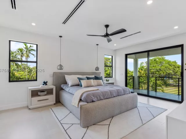 Продажа дома по адресу 1319 NE 13th Ave - фото 8919731