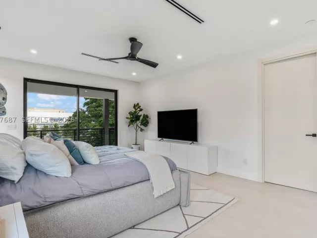 Продажа дома по адресу 1319 NE 13th Ave - фото 8919732