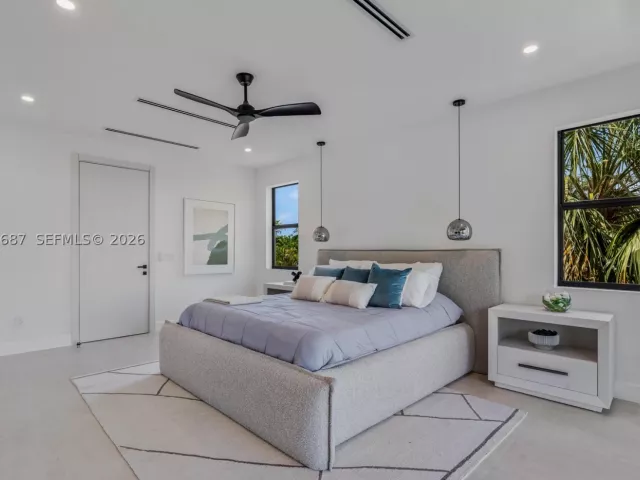 Продажа дома по адресу 1319 NE 13th Ave - фото 8919733
