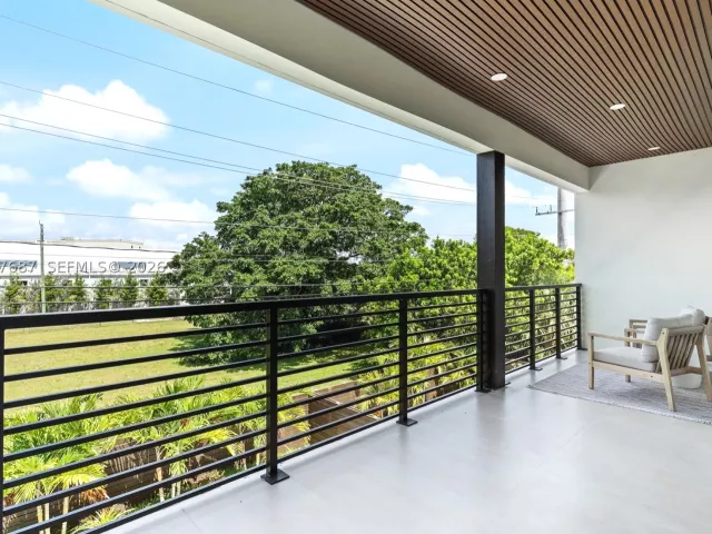 Продажа дома по адресу 1319 NE 13th Ave - фото 8919734