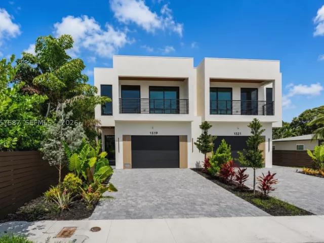 Продажа дома по адресу 1319 NE 13th Ave - фото 8919717