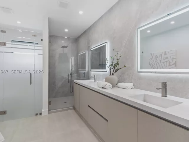 Продажа дома по адресу 1319 NE 13th Ave - фото 8919735