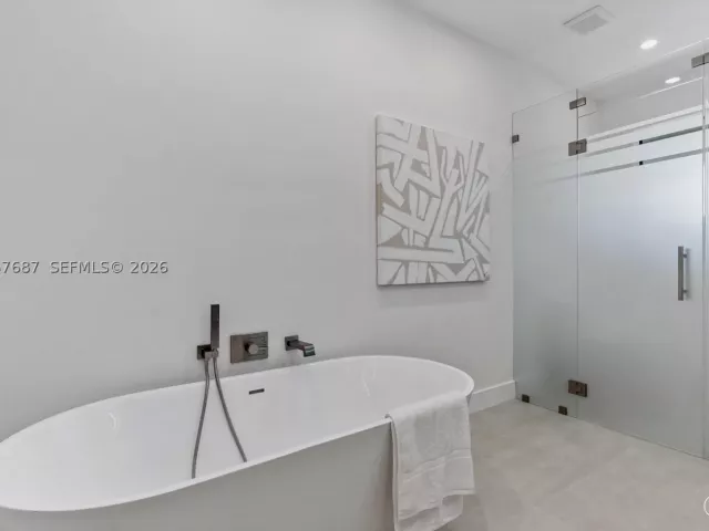 Продажа дома по адресу 1319 NE 13th Ave - фото 8919736