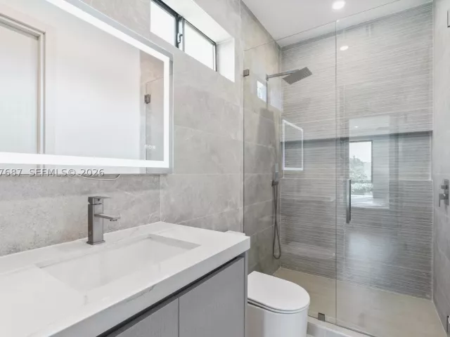 Продажа дома по адресу 1319 NE 13th Ave - фото 9218708