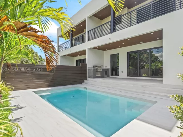 Продажа дома по адресу 1319 NE 13th Ave - фото 9218711