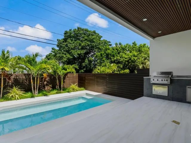 Продажа дома по адресу 1319 NE 13th Ave - фото 9218712