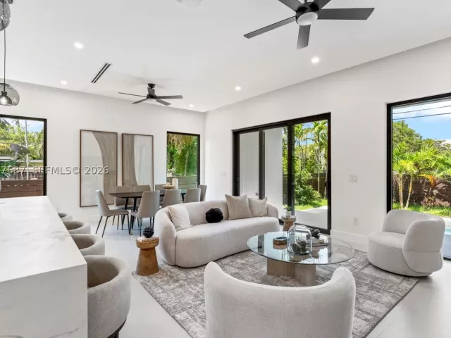 Продажа дома по адресу 1319 NE 13th Ave - фото 8919719