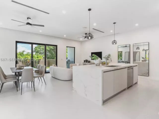 Продажа дома по адресу 1319 NE 13th Ave - фото 8919722