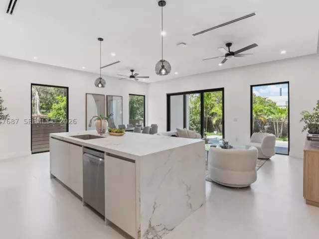 Продажа дома по адресу 1319 NE 13th Ave - фото 8919724