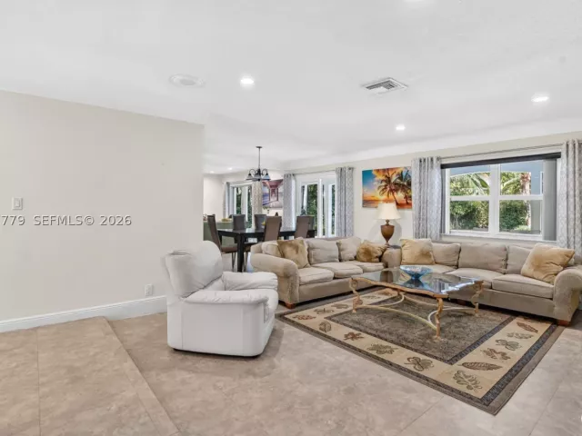 Продажа дома по адресу 731 NW 4th Ct - фото 8947894
