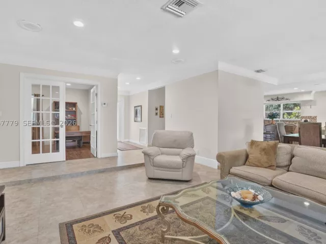 Продажа дома по адресу 731 NW 4th Ct - фото 8947895