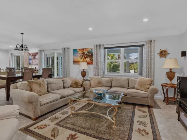 Продажа дома по адресу 731 NW 4th Ct - фото 8947896
