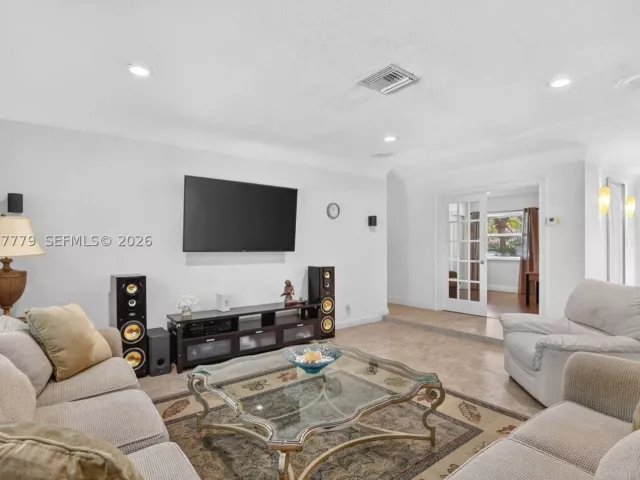 Продажа дома по адресу 731 NW 4th Ct - фото 8947897