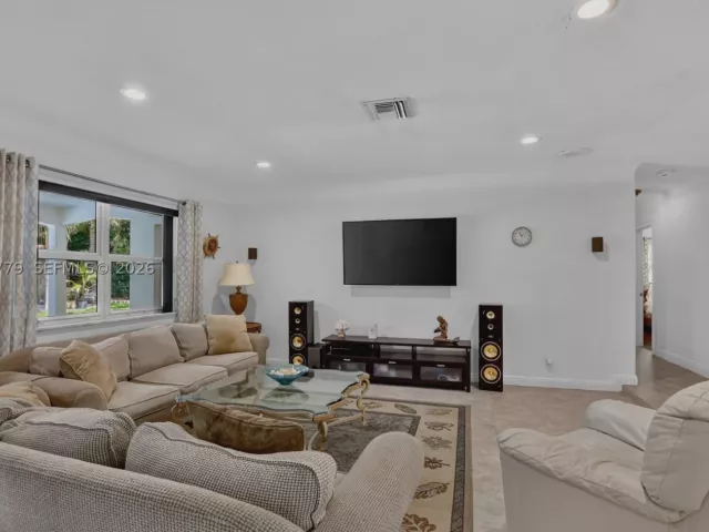 Продажа дома по адресу 731 NW 4th Ct - фото 8947898