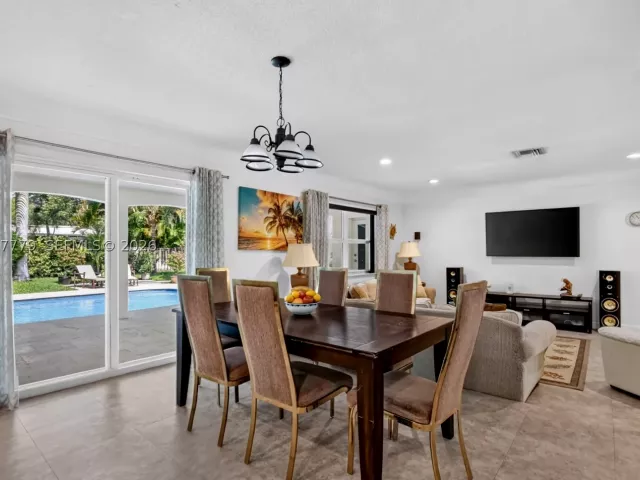 Продажа дома по адресу 731 NW 4th Ct - фото 8947899