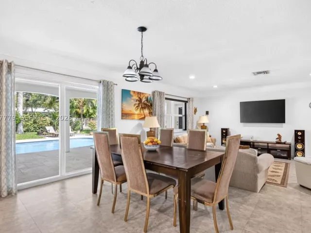 Продажа дома по адресу 731 NW 4th Ct - фото 8947900