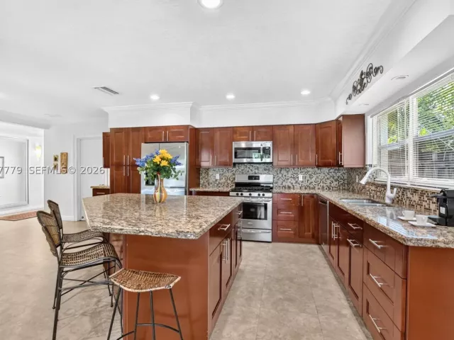 Продажа дома по адресу 731 NW 4th Ct - фото 8947902