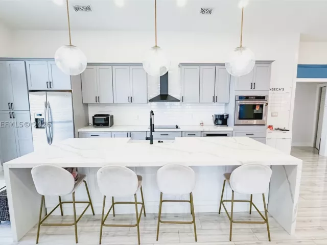 Продажа дома по адресу 18795 NW 24th Ct - фото 8910456
