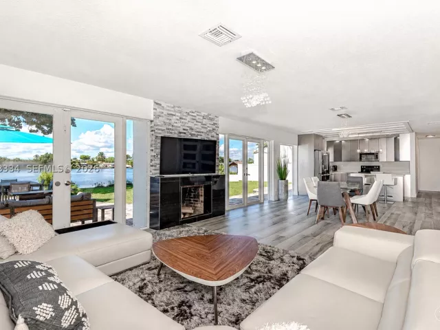 Продажа дома по адресу 20950 NE 25th Ct - фото 8925165