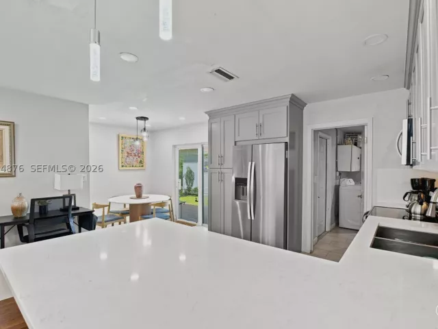 Продажа дома по адресу 2211 NE 1st Ave - фото 8930808