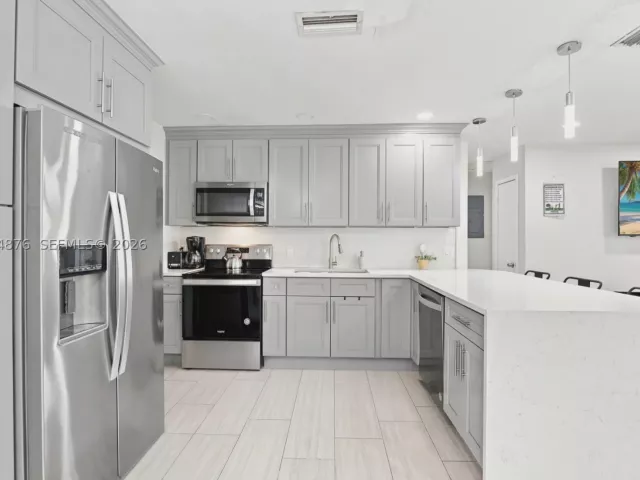 Продажа дома по адресу 2211 NE 1st Ave - фото 8930809