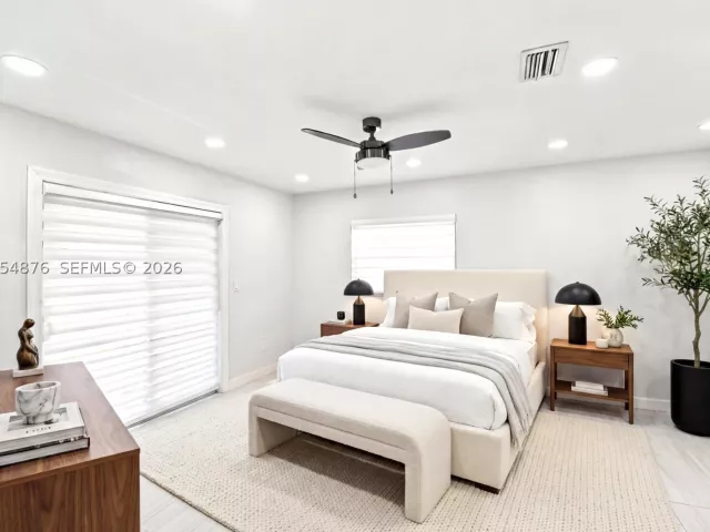 Продажа дома по адресу 2211 NE 1st Ave - фото 8930812