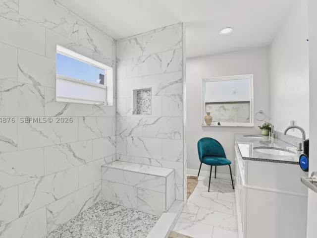 Продажа дома по адресу 2211 NE 1st Ave - фото 8930813