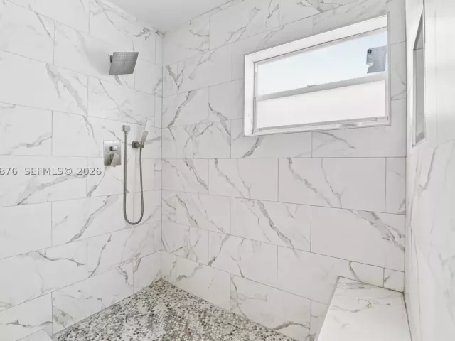 Продажа дома по адресу 2211 NE 1st Ave - фото 8930814