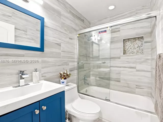 Продажа дома по адресу 2211 NE 1st Ave - фото 8930817