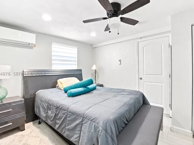 Продажа дома по адресу 2211 NE 1st Ave - фото 8930818