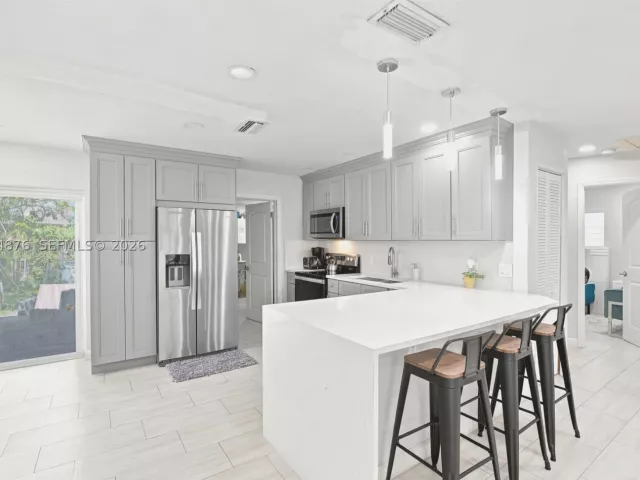 Продажа дома по адресу 2211 NE 1st Ave - фото 8930806