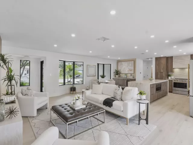 Продажа дома по адресу 6011 NE 19th Avenue - фото 9357764