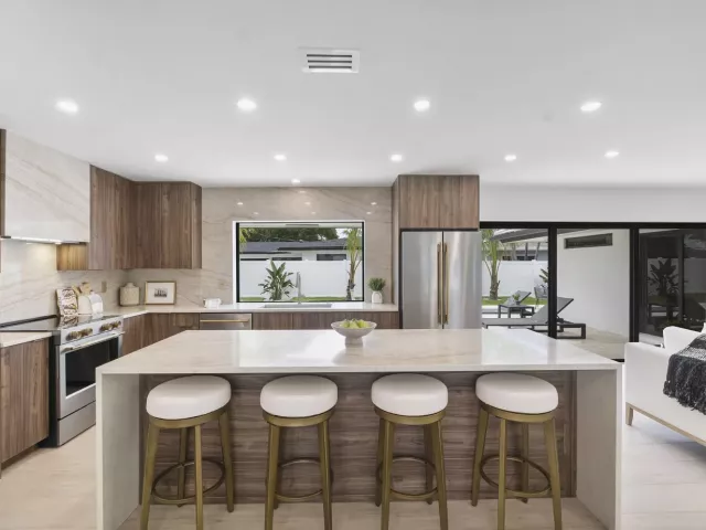Продажа дома по адресу 6011 NE 19th Avenue - фото 9357770