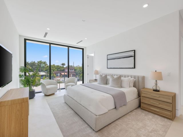 Продажа дома по адресу 2612 NE 4TH Street - фото 9434958