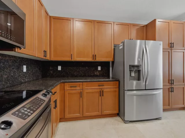 Продажа дома по адресу 1812 NE 26th Avenue - фото 8913455