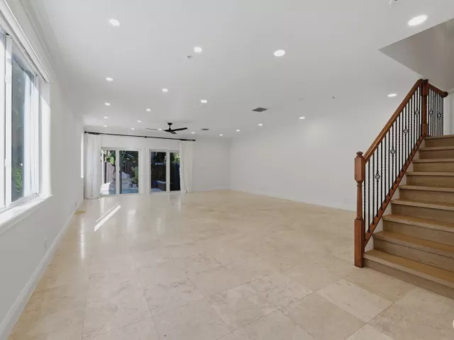 Продажа дома по адресу 1812 NE 26th Avenue - фото 8913459