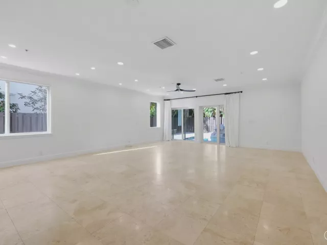 Продажа дома по адресу 1812 NE 26th Avenue - фото 8913461