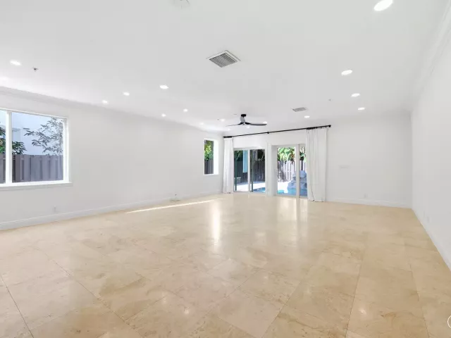 Продажа дома по адресу 1812 NE 26th Avenue - фото 8913462