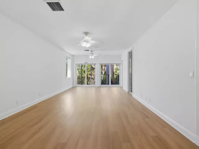 Продажа дома по адресу 1812 NE 26th Avenue - фото 8913466