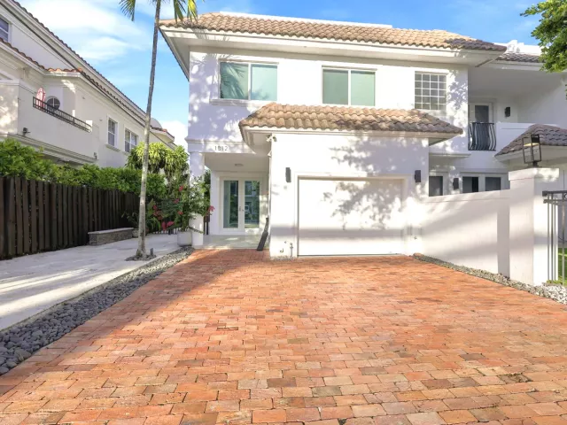 Продажа дома по адресу 1812 NE 26th Avenue - фото 8913449