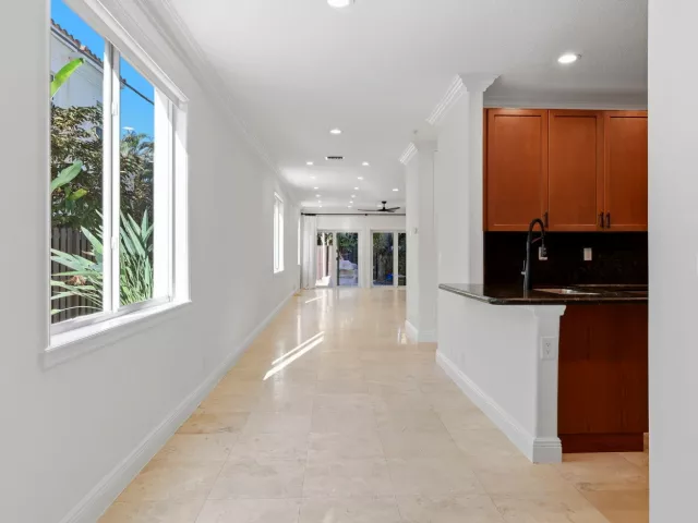 Продажа дома по адресу 1812 NE 26th Avenue - фото 8913451